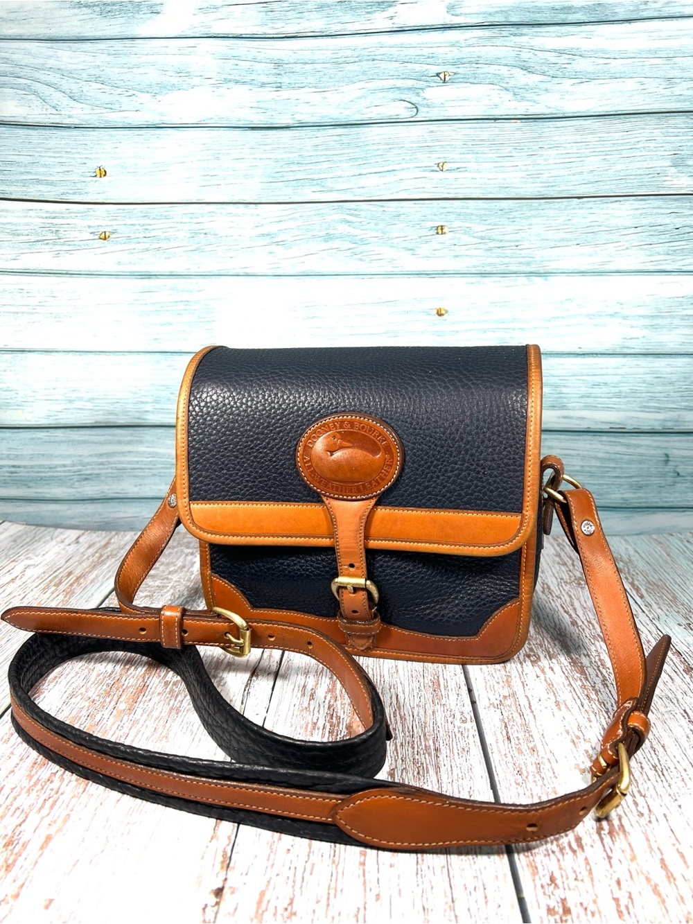 🦆 DOONEY & BOURKE AWL R94 SMALL SURREY TAN & DARK BLUE PEBBLED LEATHER CROSSBODY